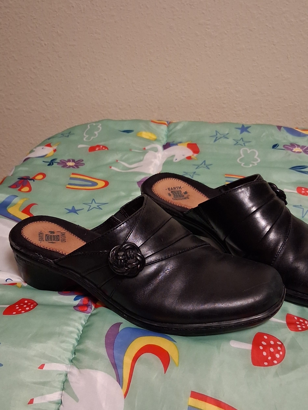 Earth Origins Black and Tan Slip-On Shoe 8 Leather Upper 260836